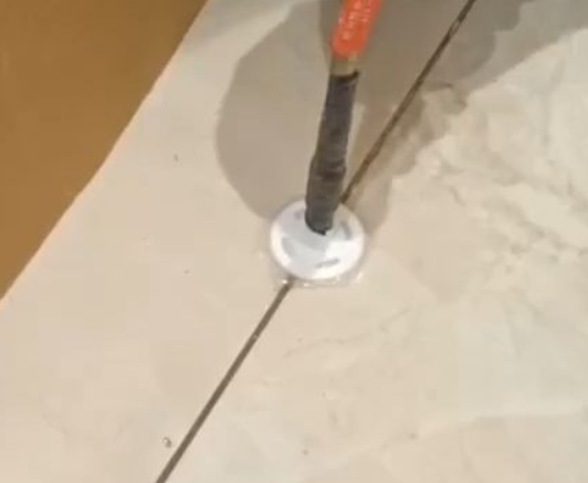 南充市瓷砖空鼓维修公司专业解答瓷砖在铺贴过程中，如果没有涂抹均匀到位的粘结材料（如水泥砂浆或瓷砖胶），可能会导致以下问题
