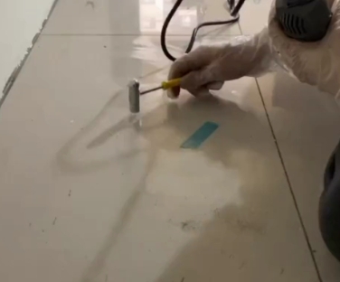 南充市瓷砖开裂维修公司专业分享瓷砖在铺贴前如果没有沥干水分，将会导致以下问题