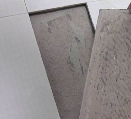 南充市瓷砖空鼓维修公司分享瓷砖铺贴时如果打浆（即涂抹在瓷砖背面和基层上的砂浆或瓷砖胶）过少，会带来以下问题